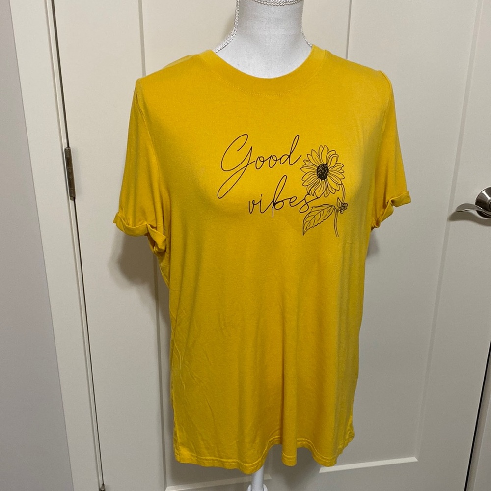 Like New Amaryllis Size L Good Vibes Sunflower Tee!!